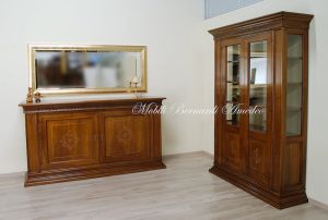 Credenza e vetrina stile classico in noce massiccio con ante intarsiate